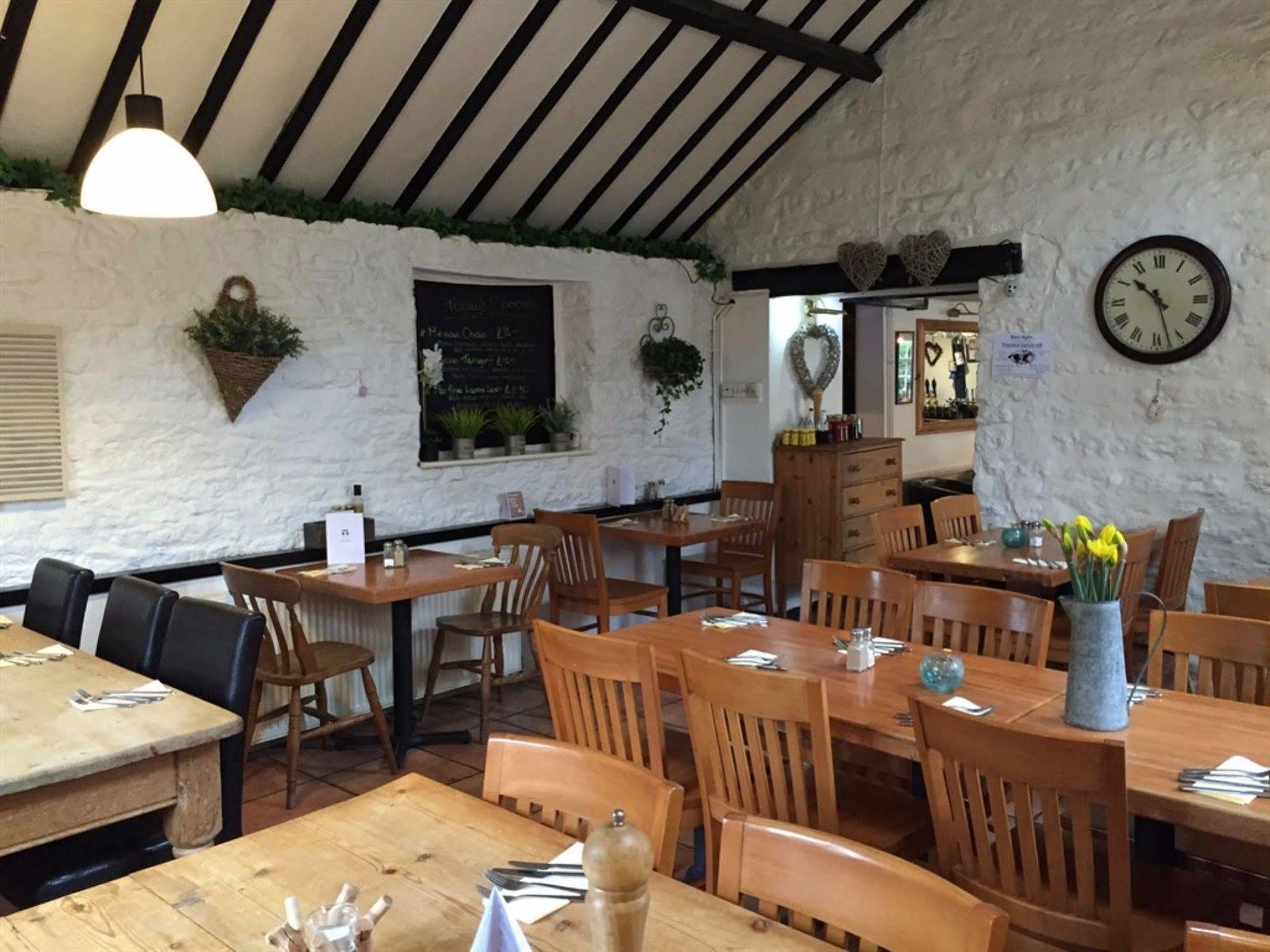Hotel The White Hart Sherington Exterior foto