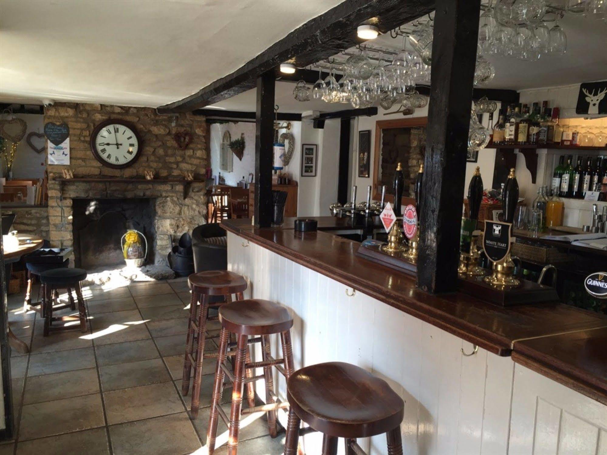 Hotel The White Hart Sherington Exterior foto