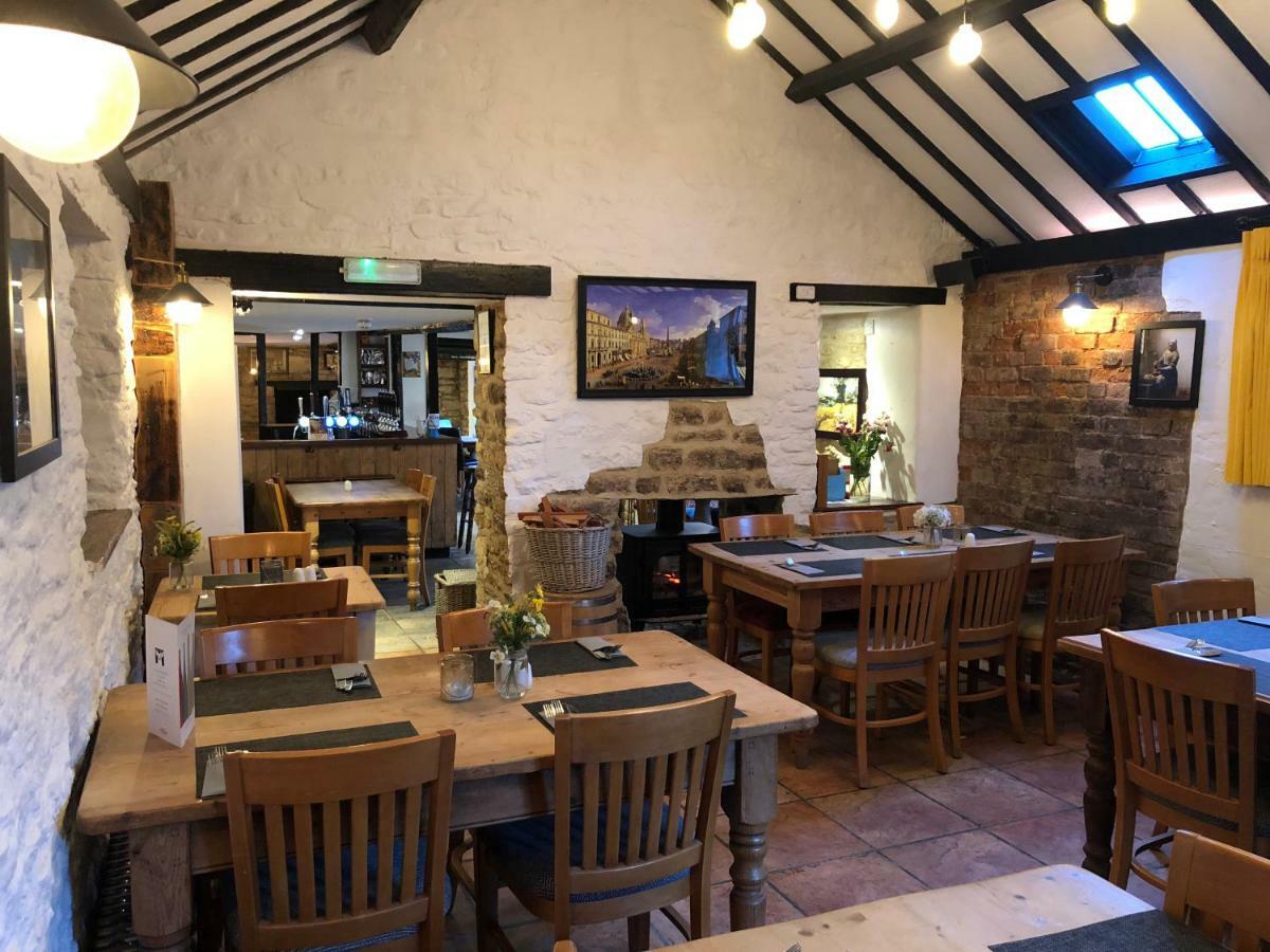 Hotel The White Hart Sherington Exterior foto